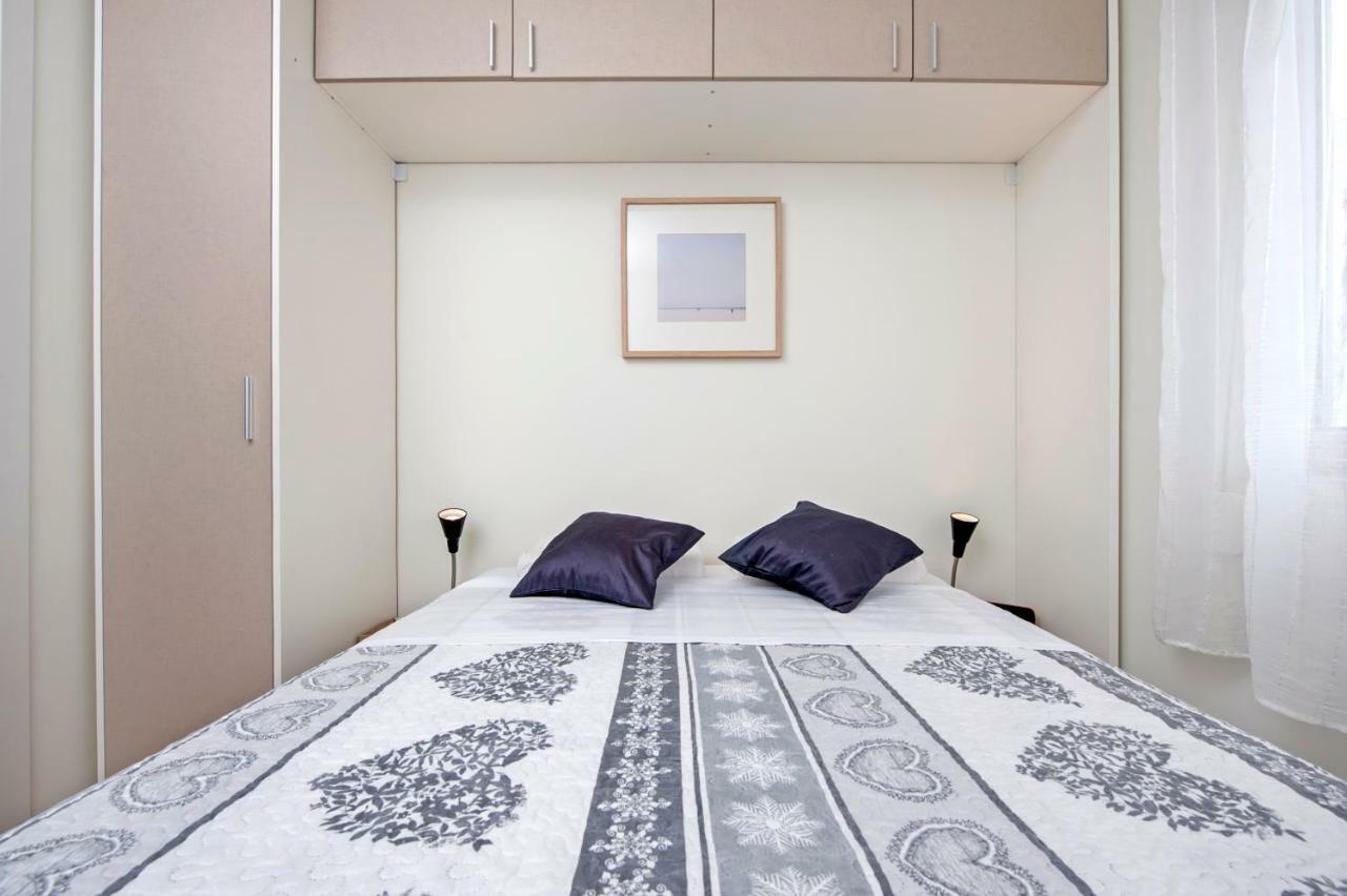 Lakovich Sea View Apartament *