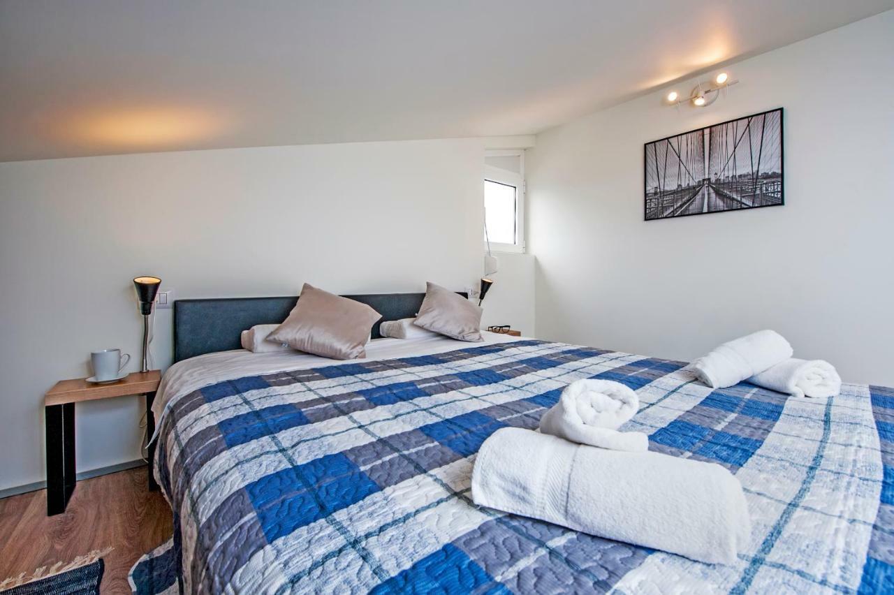 Lakovich Sea View Apartament *